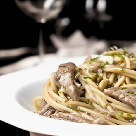 Espaguete com lâminas de alho ao molho branco com deliciosas tiras de filé mignon refogados no azeite e manjericão.