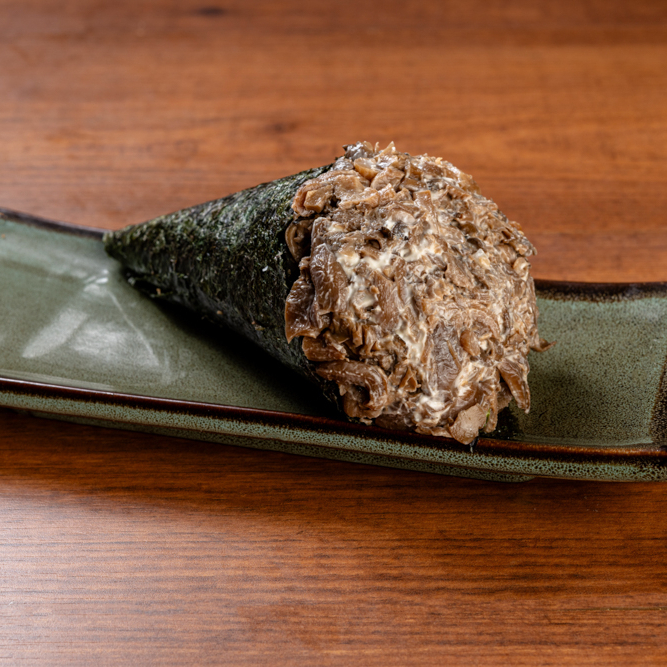 Temaki de shimeji com creme cheese e cebolinha.
