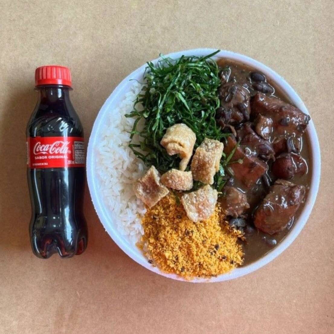Arroz soltinho, com feijoada magra, mais couve refogada na manteiga, farofa temperada da casa, mais torresmo