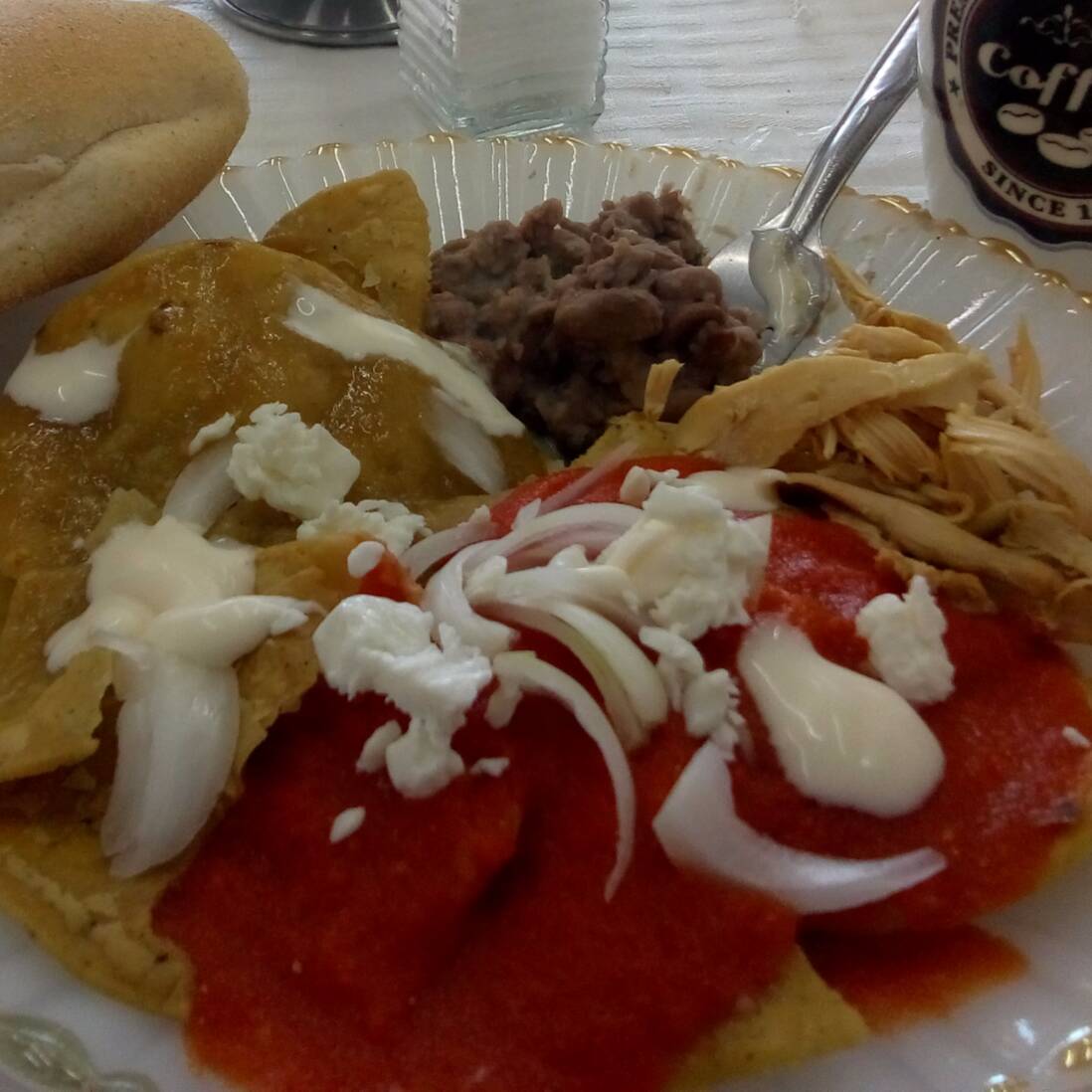 Chilaquiles con Pollo + Coca 600 ml (Gratis)
