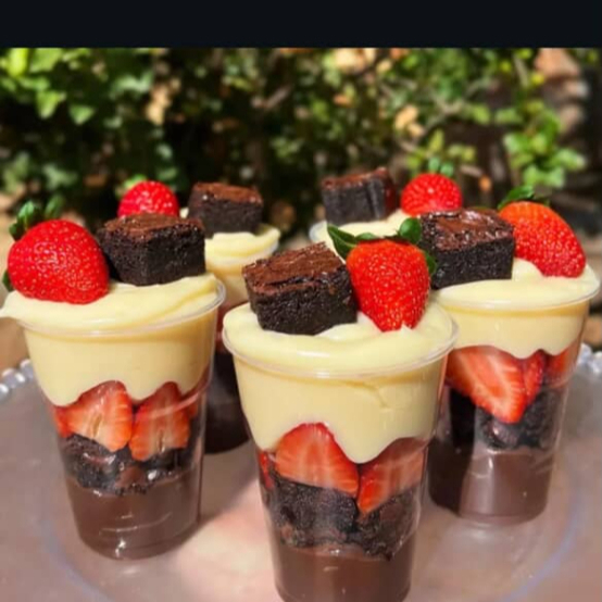 Feito com brigadeiro 50% cacau, brigadeiro de ninho, brownie e morangos frescos