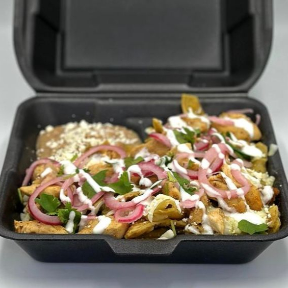 CHILAQUILES PULLED PORK AHUMADO SALSA MACHA CREMOS