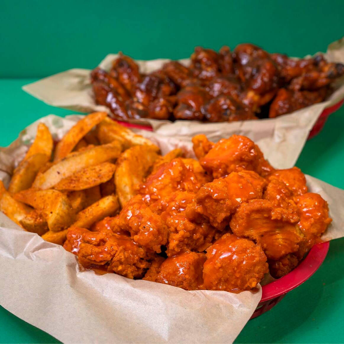 Boneless Horneados y Papas Gajo