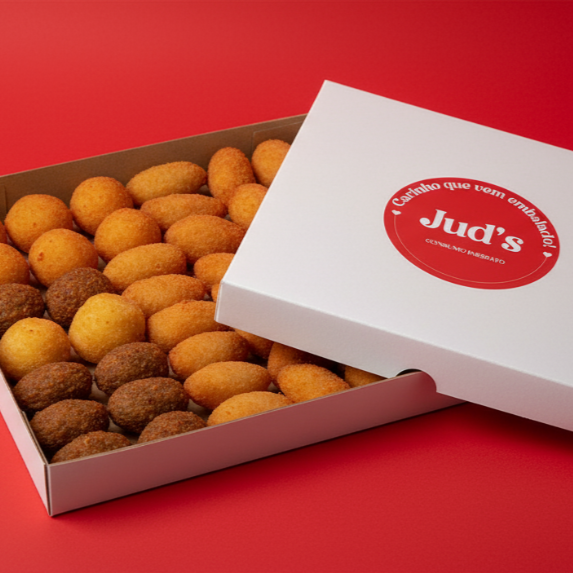 Deixe seu dia mais gostoso com nosso combo de 50 salgados! A seleção perfeita com 15 coxinhas, 10 bolinhos de queijo, 10 de carne, 10 risoles de presunto e queijo e 5 kibes. Todos crocantes, sequinhos e muito bem recheados! Peça já o seu!