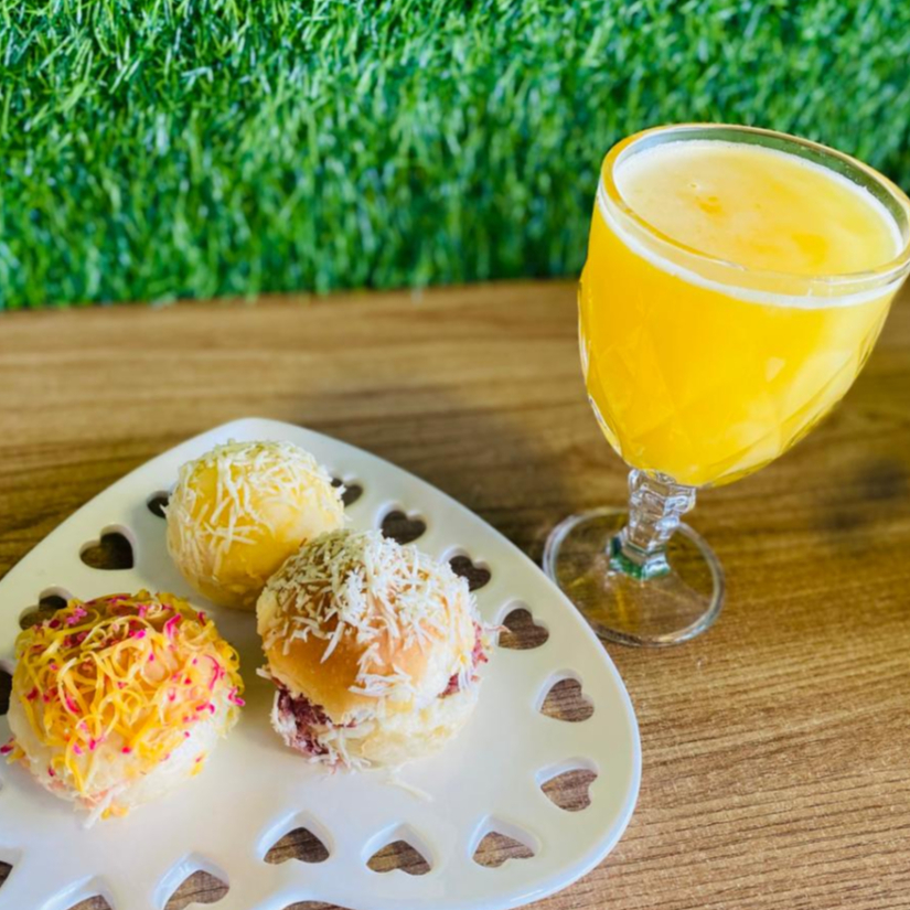 pão delicia requeijão, carne seca e queijo reino com suco refrescante de laranja