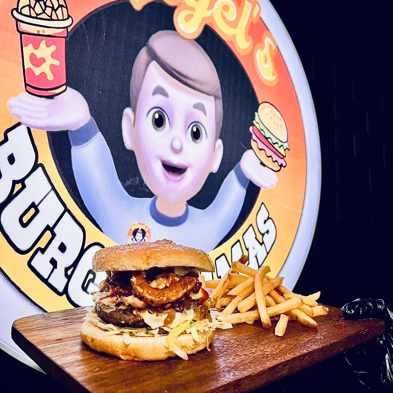 HAMBURGUESA DE LA CASA CON PAPAS