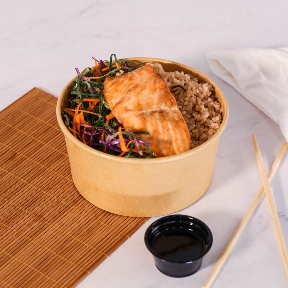 Salmão grelhado, arroz estilo Japonês, salada mix, tempero de furikake, misso, limão, molho teriyaki.