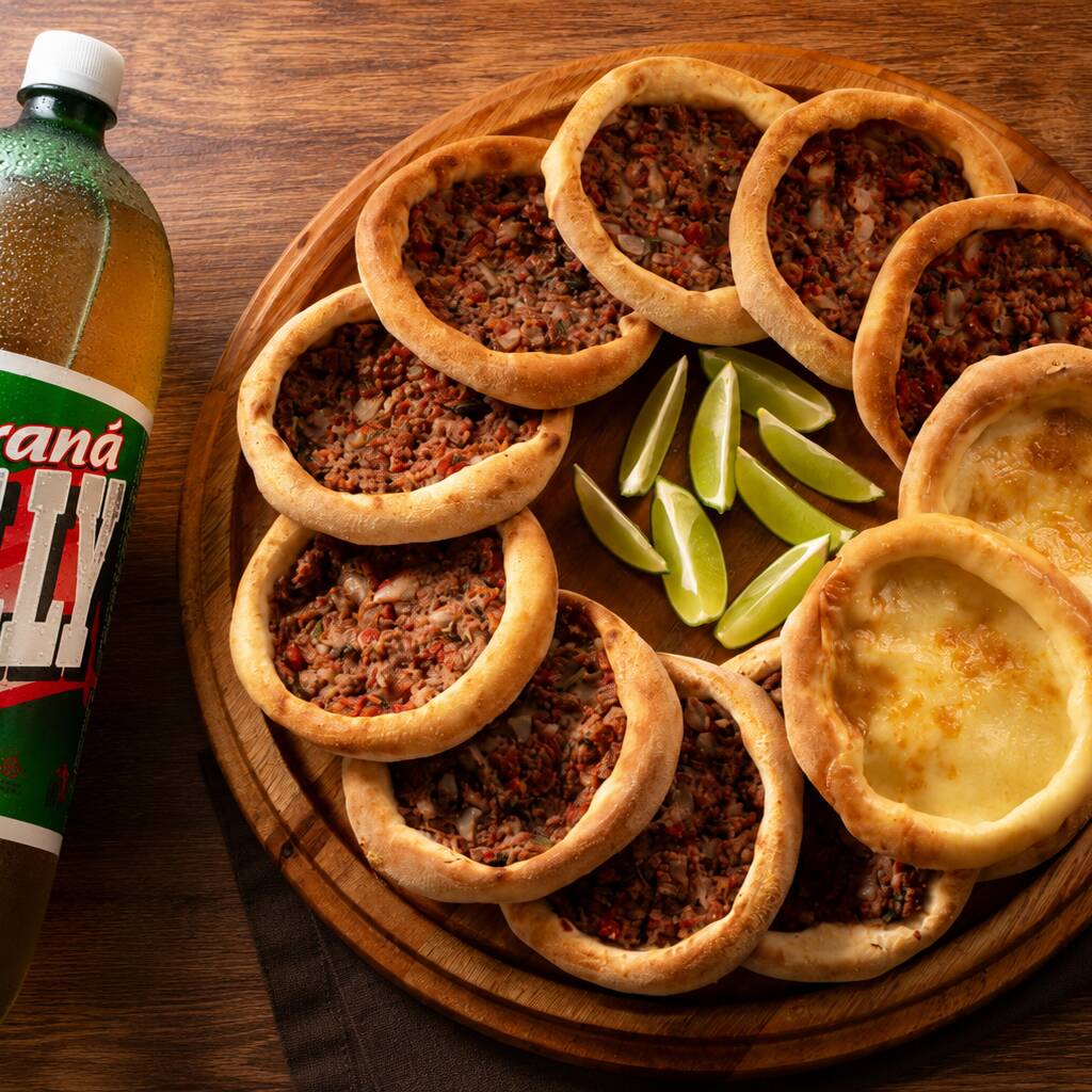 10 esfiha de Carne + 10 de queijo 1 dolly 2 litros