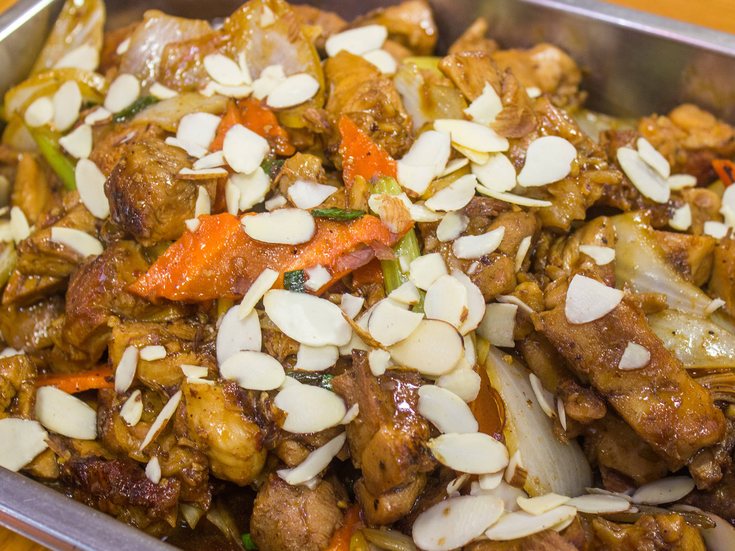 Pollo Almendrado con Arroz