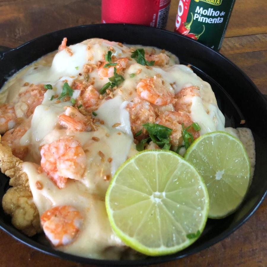 Deliciosa Isca de peixe sem espinha coberta com um molho especial da casa com camarão alho frito e oreganoo pra finalizar acompanhamentos feijão arroz e Batata frita e salada verde