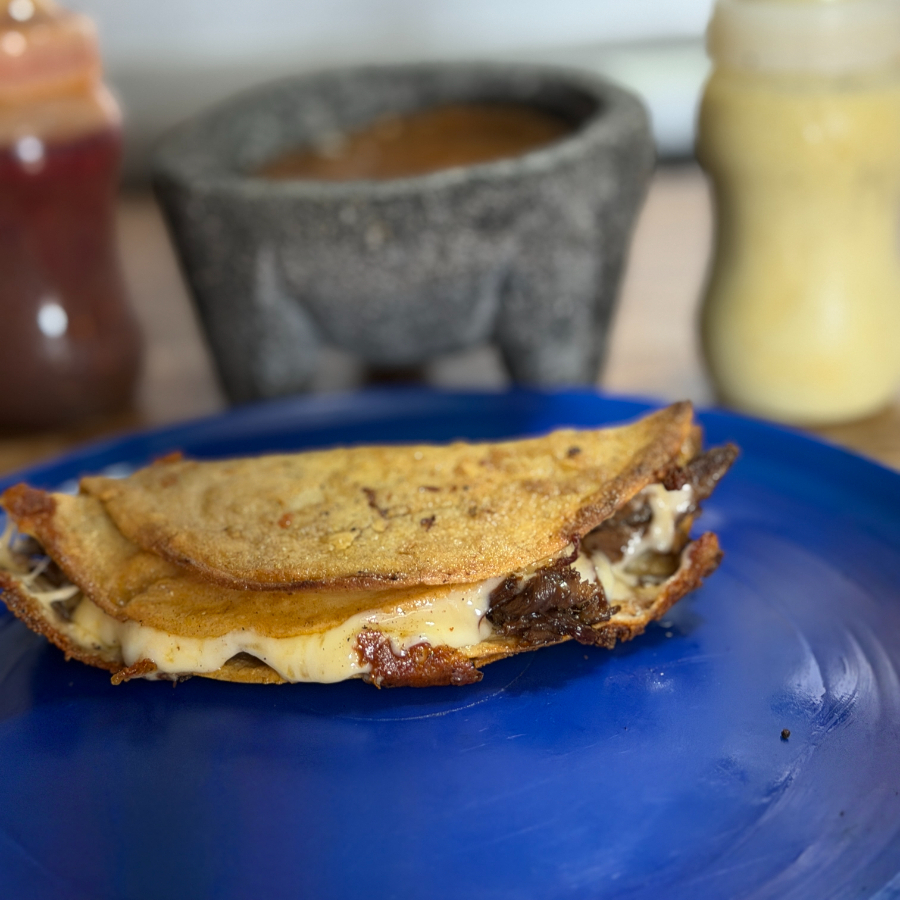 TACO DORADO CON QUESO