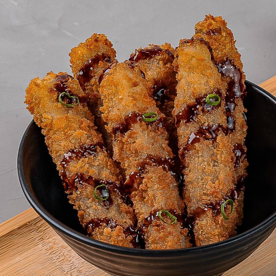 Berinjela empanada com farinha panko, molho teriaky e cebolinha. Aprox.86g.