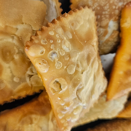 Mini pastéis fritinhos, sequinhos e super crocantes, recheados com carne temperada, saboroso na medida certa. Pequenos no tamanho, gigantes no sabor — perfeitos para beliscar e se apaixonar a cada mordida!