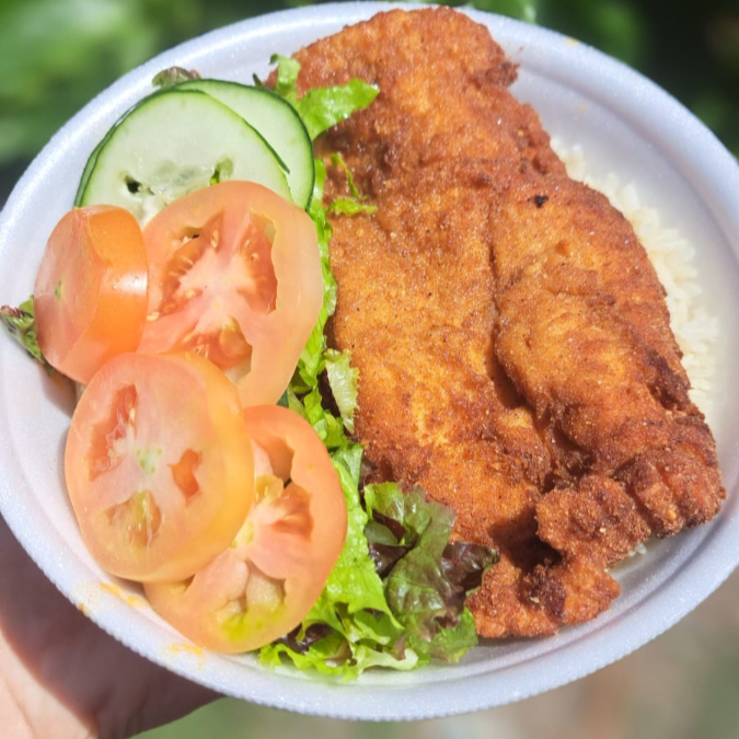 Apresentamos o 'Filé de Frango à Milanesa', uma das sugestões imperdíveis da Vó Ninha. Este prato traz um incrivelmente suculento filé de frango, cuidadosamente empanado para obter uma casquinha crocante e irresistível. O filé é acompanhado de um arroz soltinho e de um macarrão alho e óleo, ambos impecavelmente preparados. Acompanha também um feijão mulato, recém cozido, que exala um aroma convidativo. Uma refeição completa, equilibrada e deliciosa que é uma verdadeira homenagem à culinária caseira.