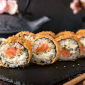 sushi frito com salmão crean chesse e finalizado com molho tare