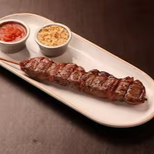 (Espetinho simples de picanha 200g in natura, com molho e farinha)
