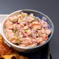 Salmão fresco marinado no suco de limão siciliano, com cebola roxa e toque sutil de pimenta, proporcionando um sabor delicado, refrescante e cheio de personalidade.