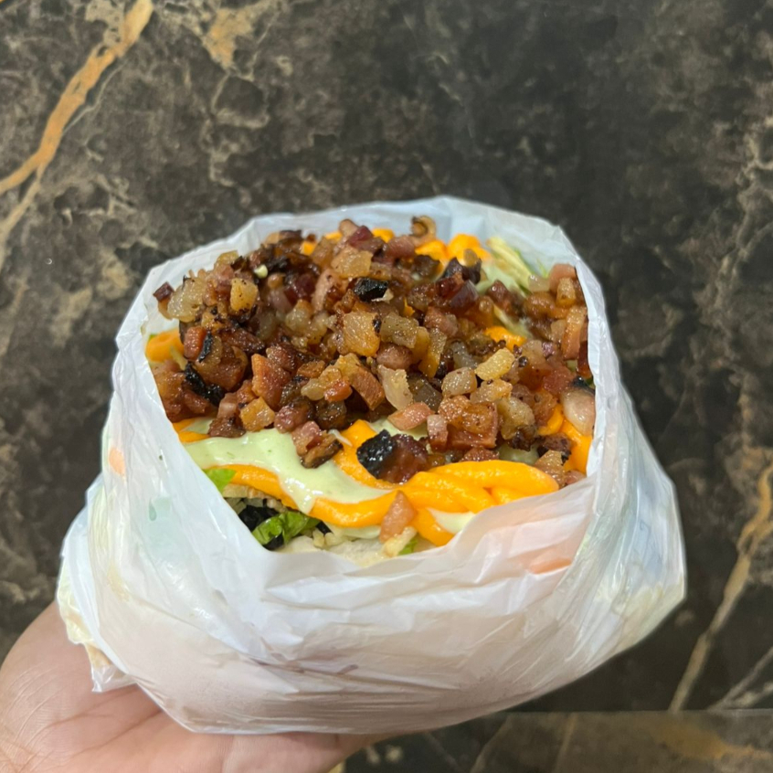 Pão, carne, ovo, bacon, queijo, presunto, calabresa, ketchup, molho verde, barbecue, billy jack, milho, ervilha, passas, alface, batata palha, cheddar e bacon picado.