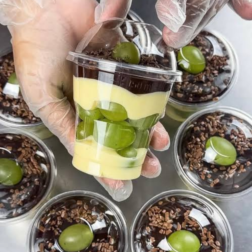 neste copo você terá uvas fresquinhas com camada de creme de ninho e uma pequena camada no topo de chocolate