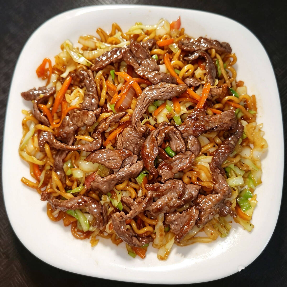 Macarrão, Carne, Cebola, Repolho, Cenoura, Alho picado, Molho de soja