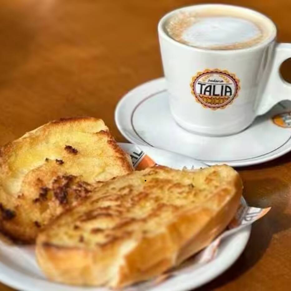 Nosso pão francês com manteiga na chapa é crocante por fora, macio por dentro e ganha aquele sabor especial da manteiga douradinha.