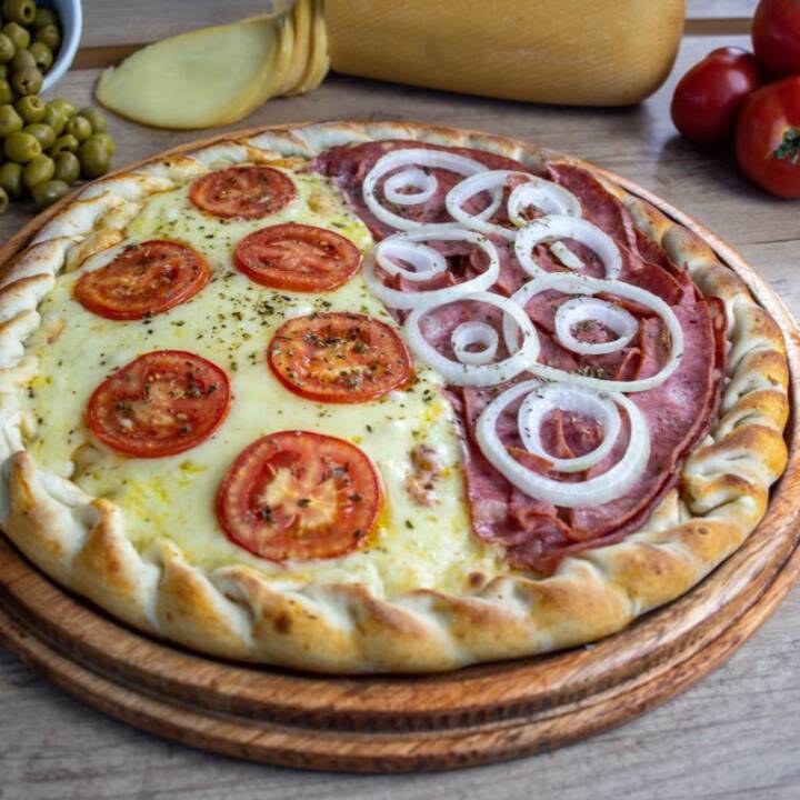 Molho de tomate, Calabresa , cebola fatiada 1/2 muçarela com fatias de tomate finalizada com orégano e azeitona.