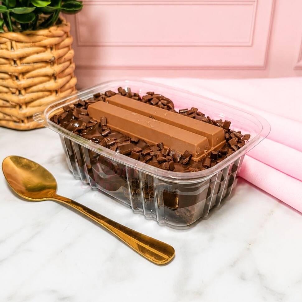 Nosso brownie delicioso coberto com nosso recheio extremamente cremoso de brigadeiro de chocolate 50%, Granulé e finalizado Kit Kat. Peso Aprox.: 250g Serve 1 pessoa.