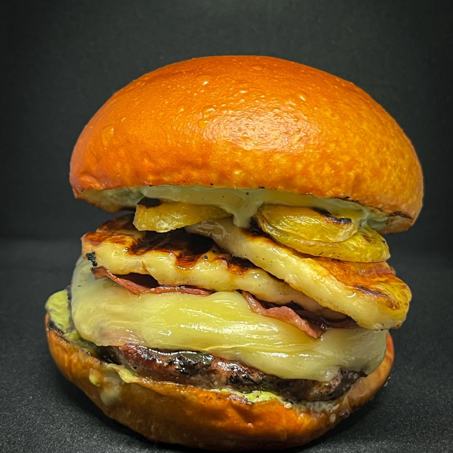 Pão brioche, blend de 150g, queijo mussarela, bacon, queijo coalho no mel, banana da terra frita e molho especial.