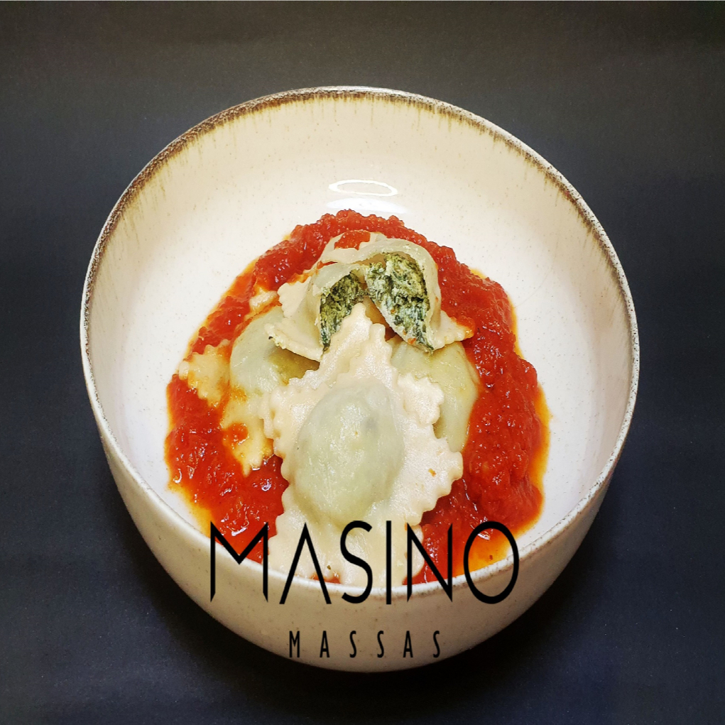 Você literalmente vai ver estrelas com esse delicioso ravioli recheado de espinafre e ricota, bem temperado com sal e pimenta colorida (reino, branca e rosa).