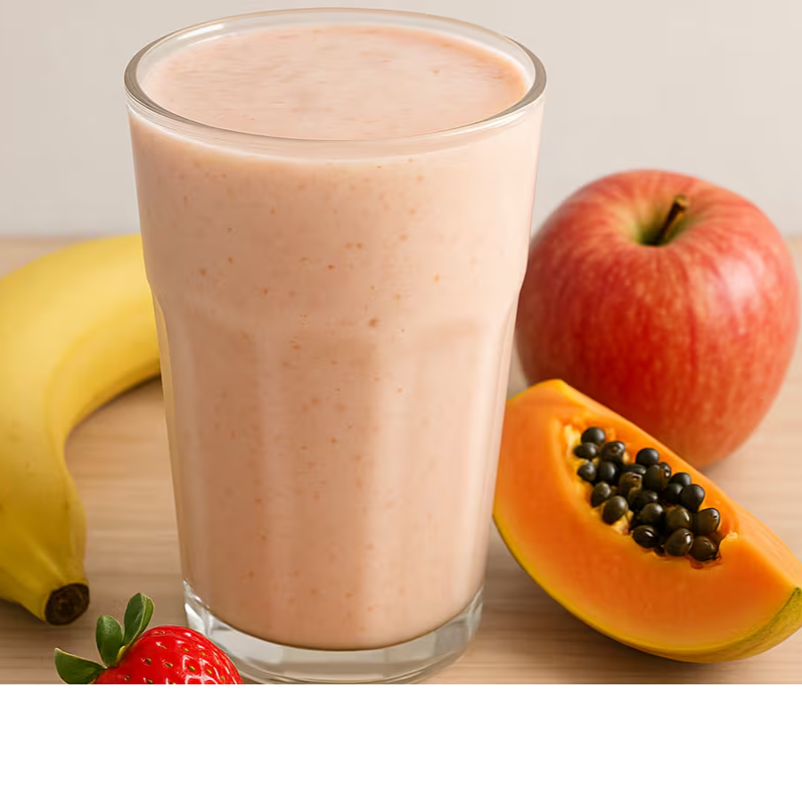 Vitamina mista com leite, banana, mamão, maçã e morango.