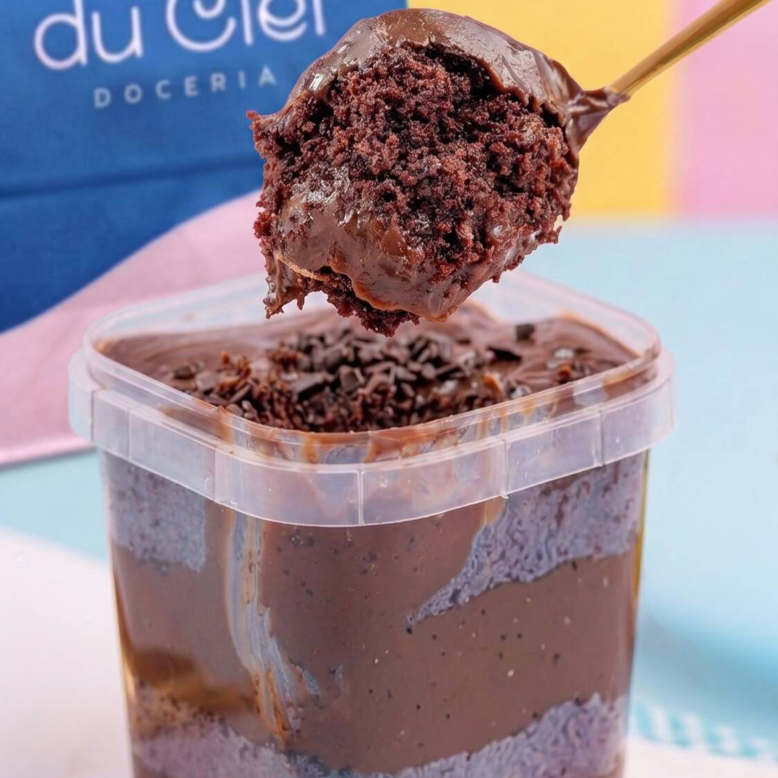 Um bolo no pote para quem ama chocolate! Uma combinação maravilhosa com a nossa massa de chocolate bem fofinha, com duas super camadas de brigadeiro cremoso e granulados de chocolates macios para finalizar essa delícia!