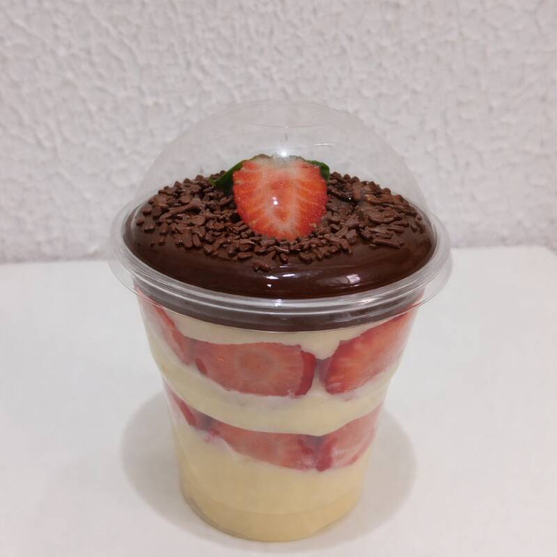 Camadas de creme intercalado com morango frescos e finalizado com brigadeiro
