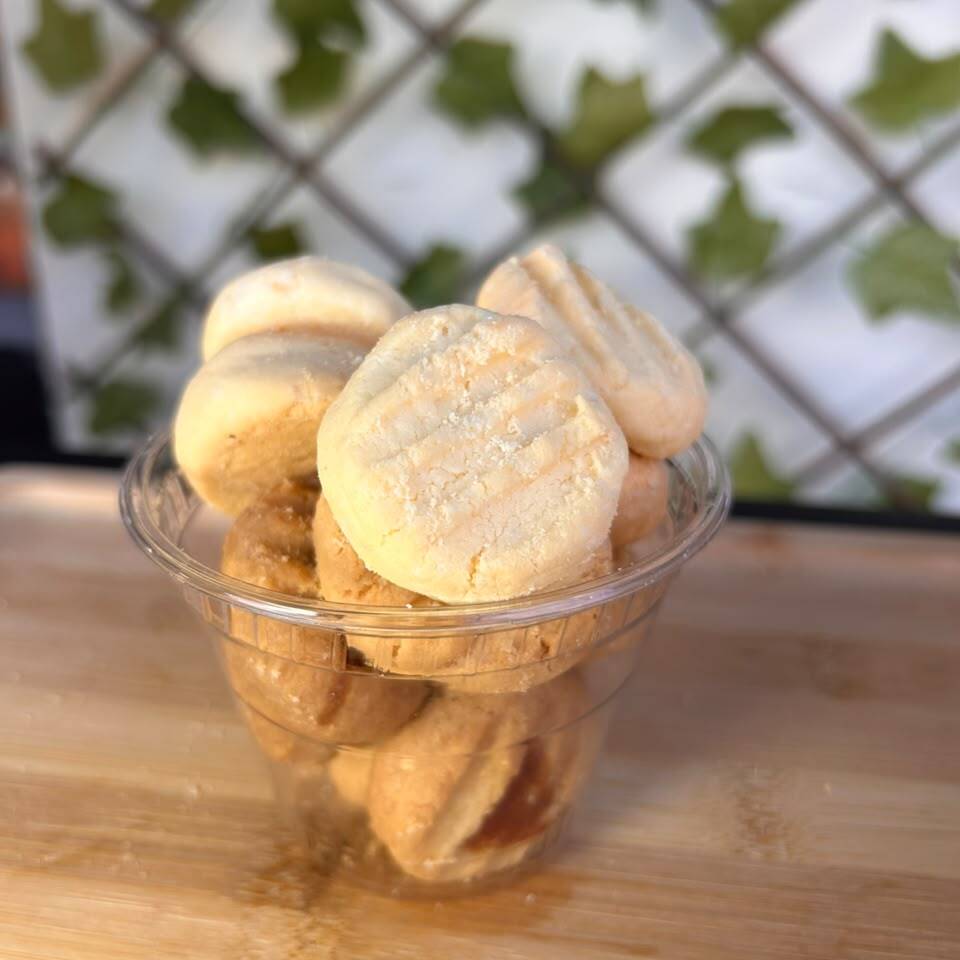 Porção mista de biscoitos beijo de moça e olho de sogra.