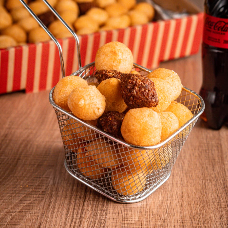 24 Mini Salgadinhos Crocantes, Fritos Na Hora E Muito Saborosos! Sabores Sortidos: Coxinha, Kibe, Bolinha De Queijo, Risóles E Muito Mais! Ideal Para Um Lanche Rápido Ou Aquele Momento De Fome Com Estilo! Acompanha Uma Coca-Cola Geladinha!