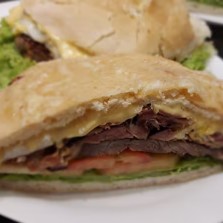 Contra file, ovo, queijo, bacon, tomate e alface