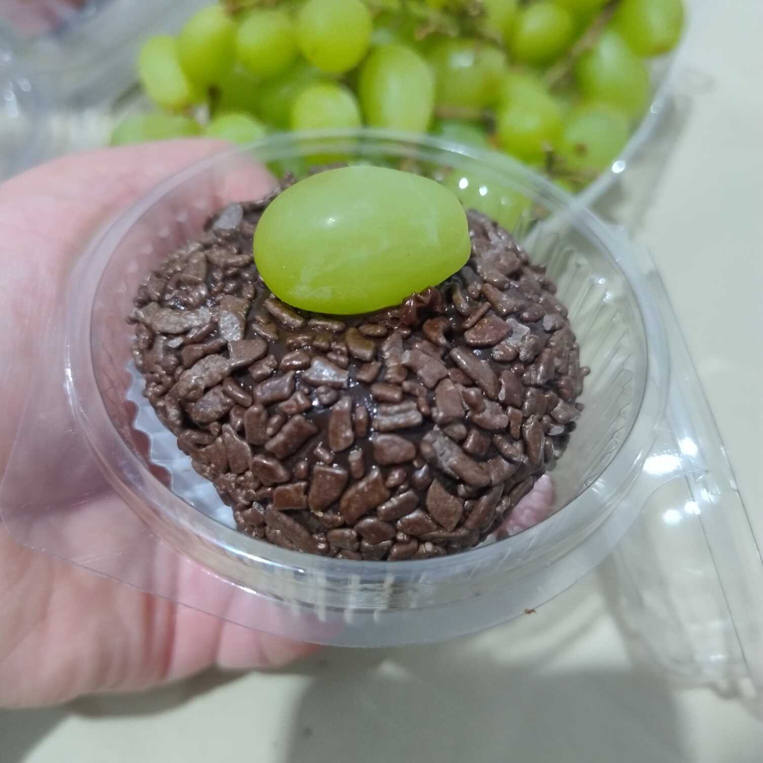 Brigadeirão: Uvas verdes sem semente envoltas no brigadeiro de chocolate, finalizado no granulado Gourmet.