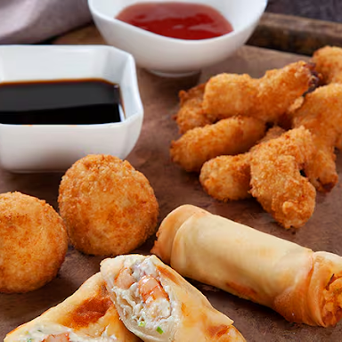 Prato desenvolvido pelo Chef André Castro (Villa Camarão) 2 Harumaki de Camarão 2 Bolinho D'Ouro de Salmão com Camarão 1 Pipoca de Camarão