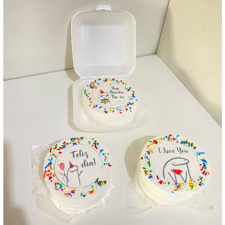 O Bento serve 2 pedaços(300g), é um bolo para presentear alguém... É um bolo pequeno, de 8cm de diâmetro e 5cm de altura, é embalado na marmitinha de isopor a msm usada em hambúrgueres. (produto mantido congelado, para segurança no transporte). Bentô Cake de Baunilha com Doce de Leite Não personalizamos a decoração.