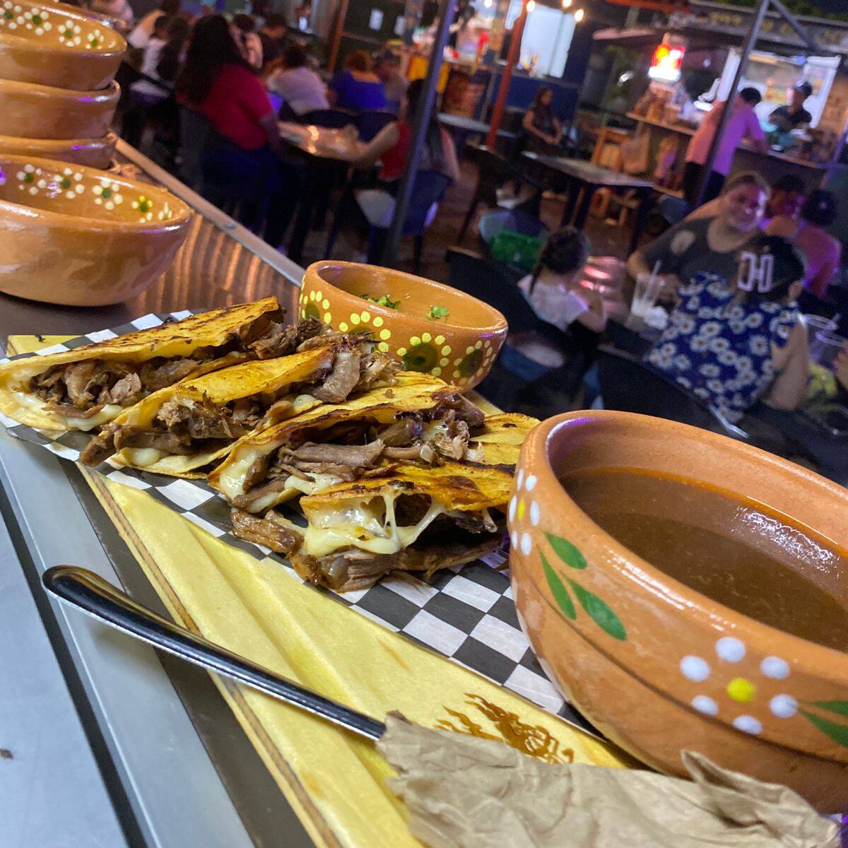 4 TACOS CON QUESO Y CONSOMÉ