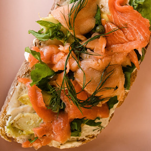 Tostada De Salmón Y Eneldo