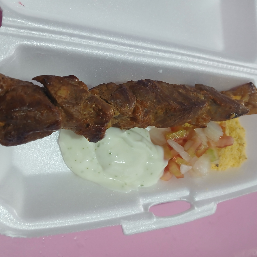 Espetinho de carne vem com maionese Caseria vinagrete forofa