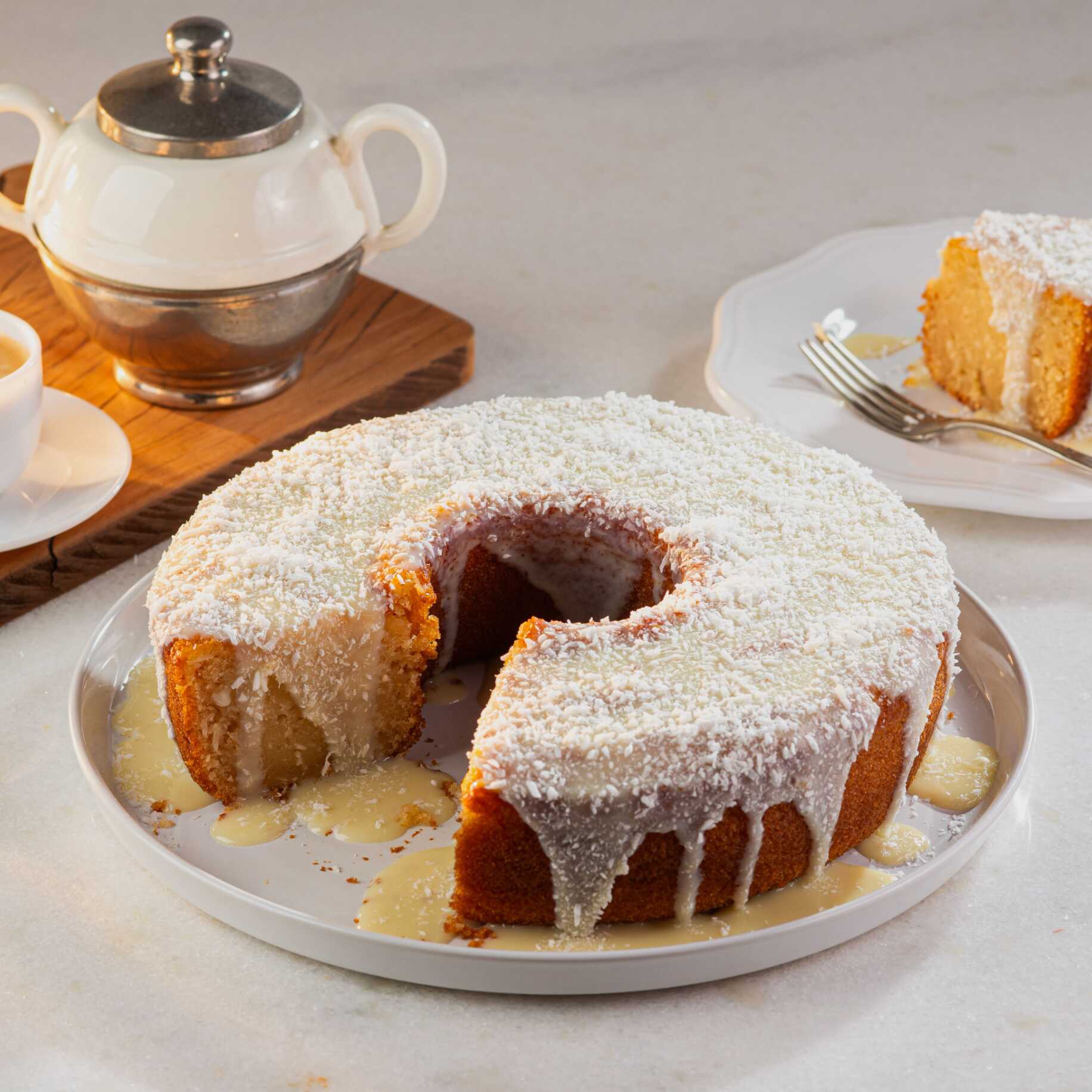 Delicioso Bolo de Aipim caseiro (Mandioca/ Macaxeira), com coco ralado na massa. Opção de cobertura: Leite condensado e coco ralado polvilhado. Imagem meramente ilustrativa.
Bolo pequeno serve até 8 fatias
Bolo grande serve até 16 fatias