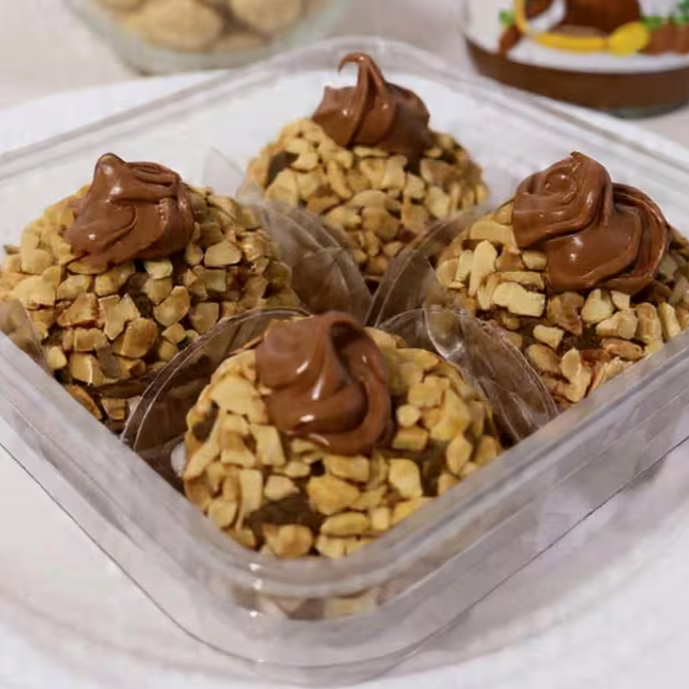 Um brigadeiro cremoso, coberto com amendoim torrado e finalizado com um toque de Nutella.