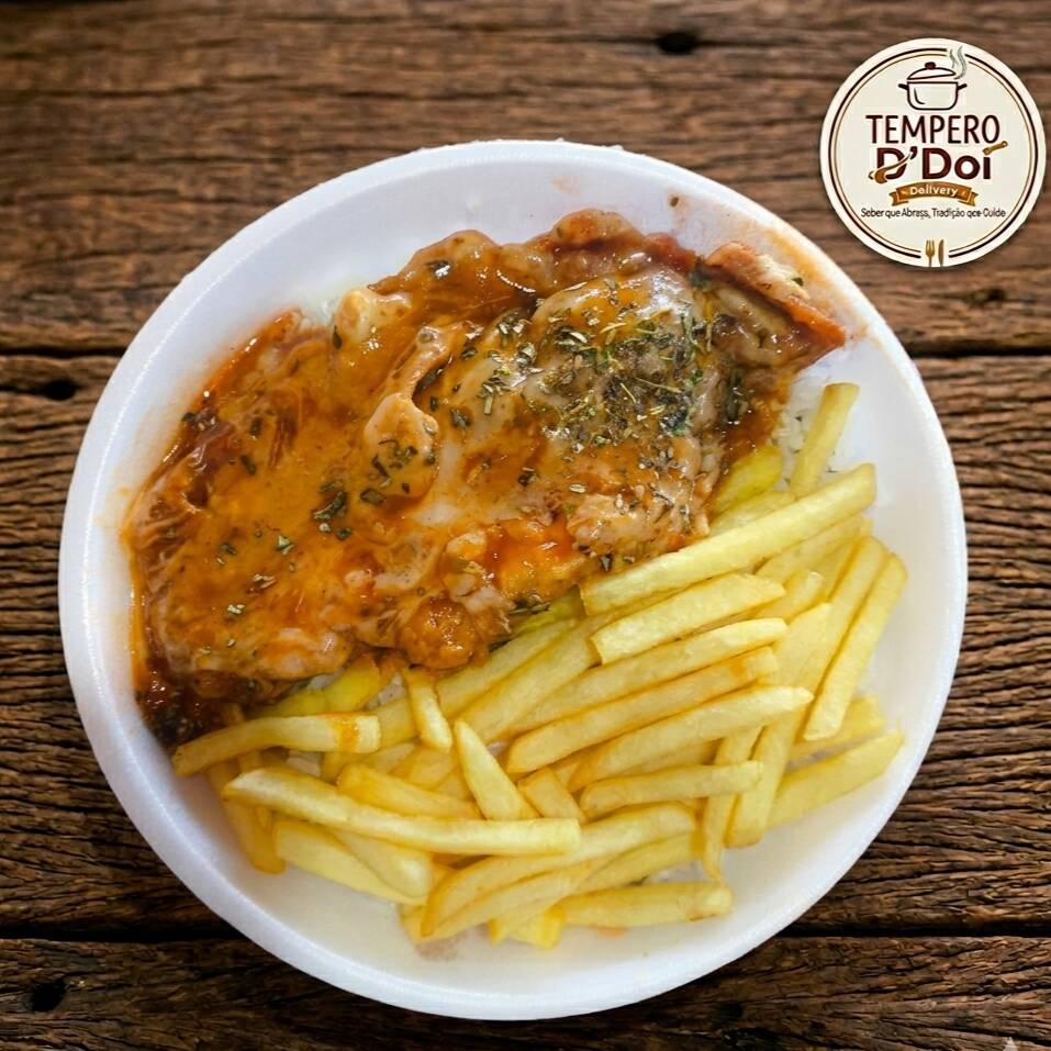 Suculento Frango à Parmegiana . Acompanha arroz, feijão, macarrão e farofa. Marmita bem servida com Aprox: 750g.