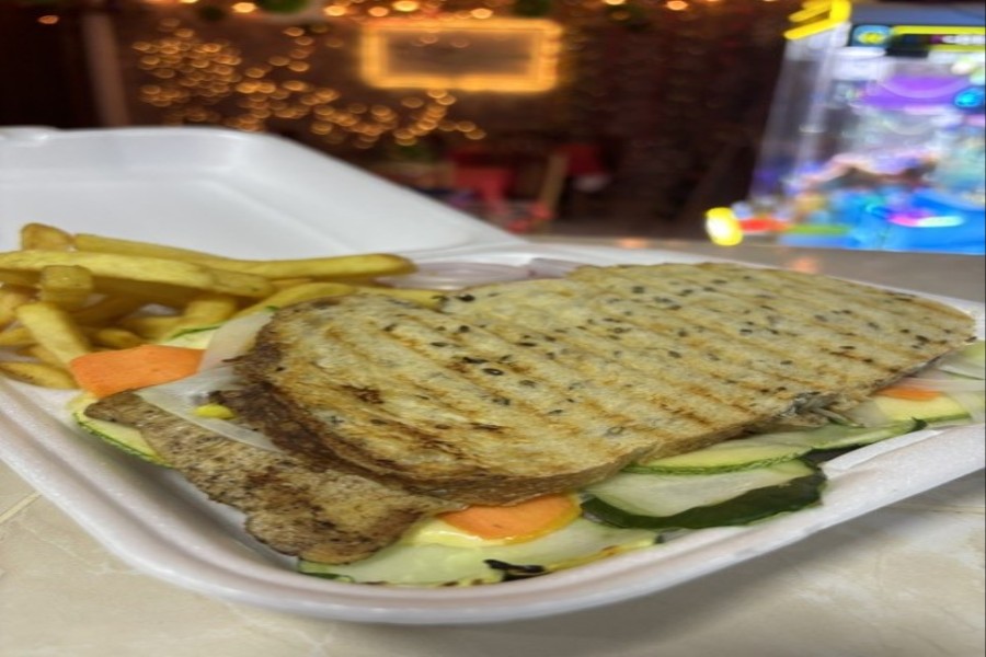 PANINI DE CARNE ASADA CON PAPAS FRITAS