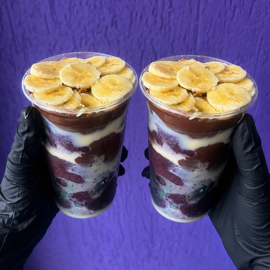 Nossos 2 copos de açaí de 500ml são a combinação perfeita para compartilhar ou se deliciar sem limites! Cremosos, bem gelados e feitos com açaí de qualidade, eles vêm recheados de sabor e podem ser montados com os acompanhamentos que você preferir.