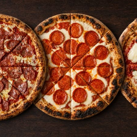 Pague 2 pizzas de 35 cm e leve 3 (24 fatias no total). Escolha os 3 sabores tradicionais. Promoção especial, quantidade limitada.