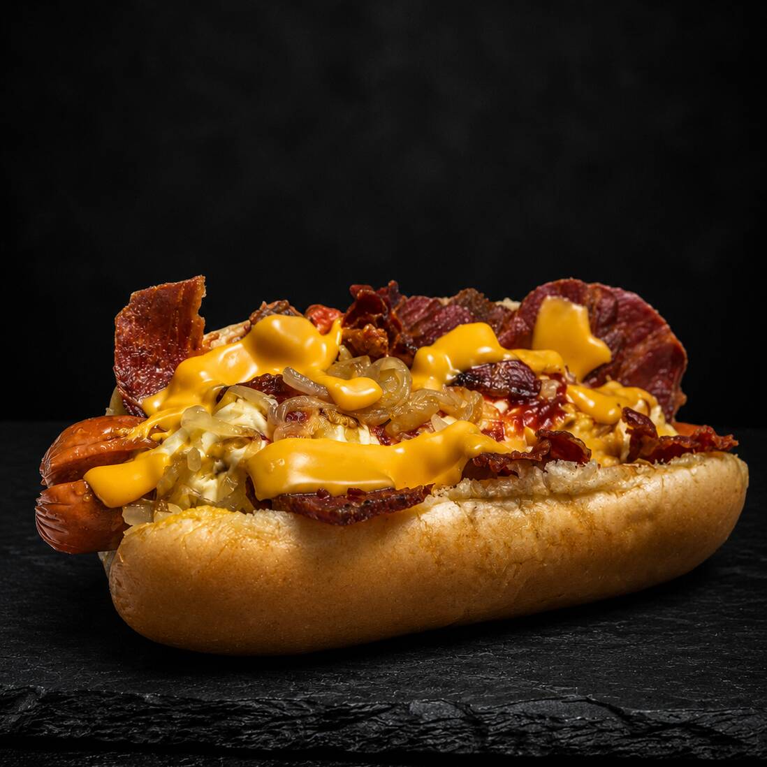 Pão, linguiça ou salsicha, molho
cheddar especial, maionese, batata
palha e bacon.
