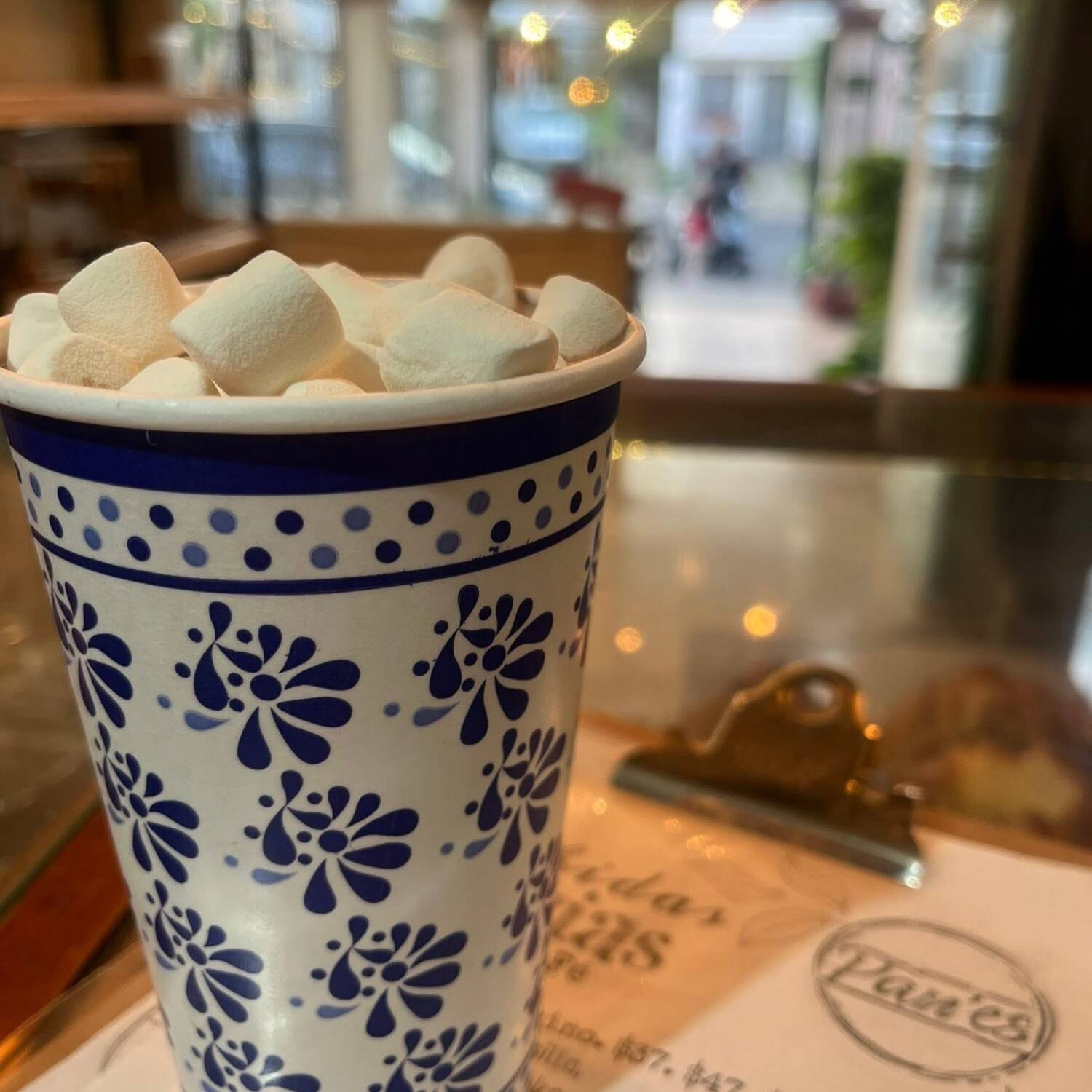 Chocolate caliente con bombones