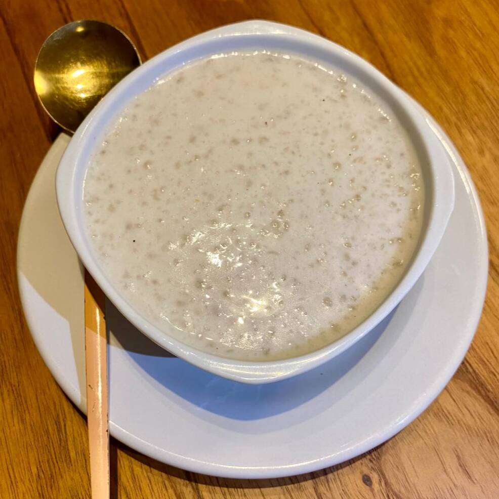 Mingau de tapioca cremoso, preparado de forma artesanal com ingredientes frescos e selecionados. Feito com tapioca granulada, leite e leite de coco, cozido lentamente até atingir uma textura macia e aveludada. Levemente adocicado, trazendo aquele sabor caseiro e aconchegante. Produção do Dia, sem conservantes, servido quentinho para uma experiência deliciosa a cada colherada.